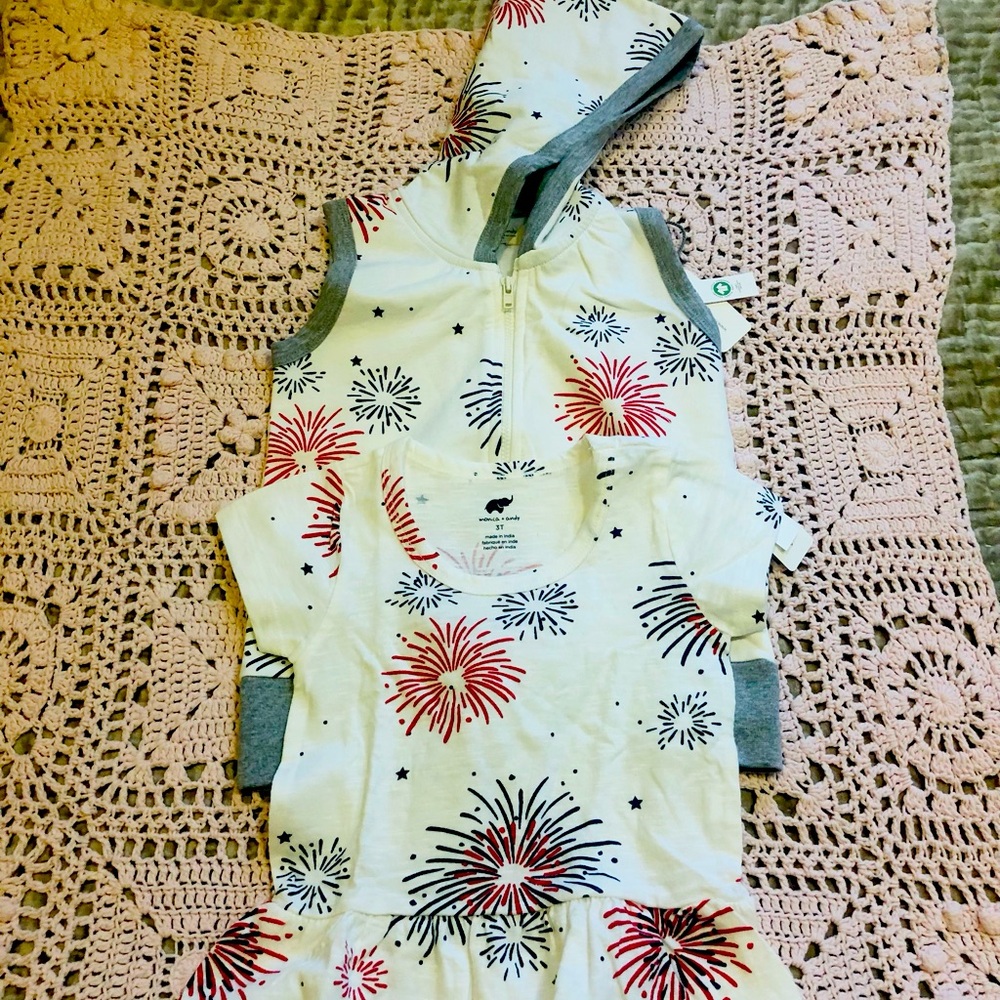 Monica and Andy set 
3T 
Organic Cotton
New w/Tags
Sweatshirt and Shirt